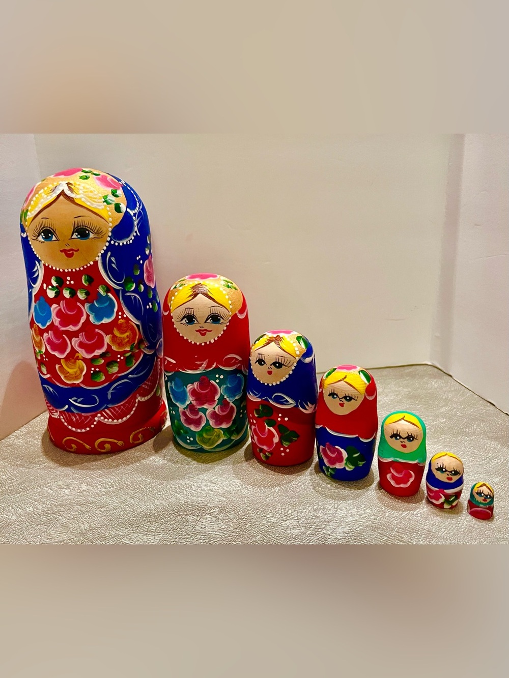 Nesting Dolls Russian Matryoshka Traditional Babushka Stacking Wooden Set of 6.